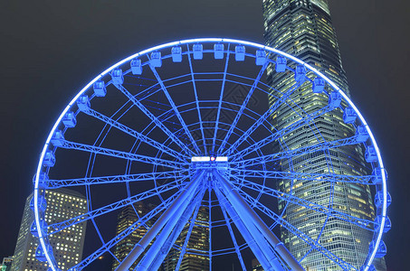 摩天轮和摩天轮在香港城市的夜晚图片