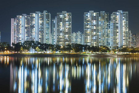 香港市高楼住宅大楼夜间办图片