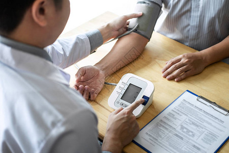 医生使用测量血压检查患者进行检查呈现结果症状并推荐治疗方法保图片