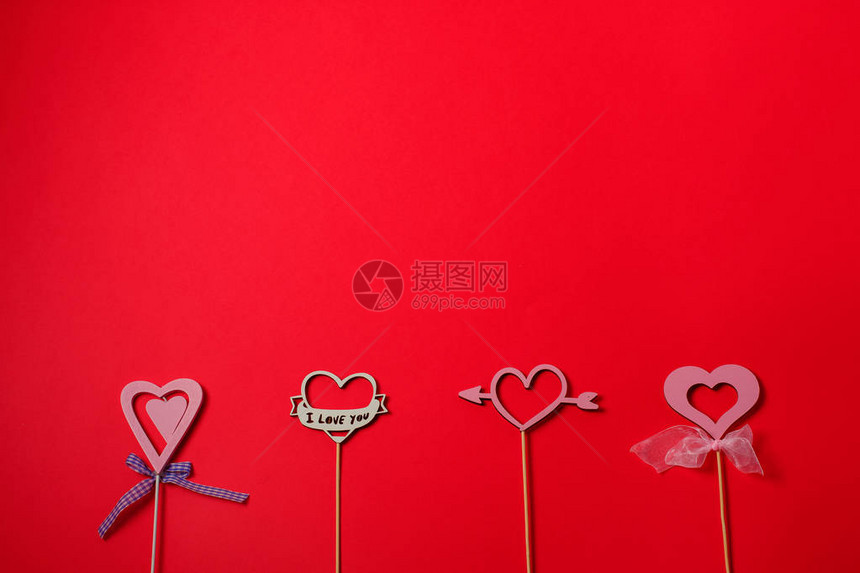 五颜六色的木心在线作为红色背景的情人节礼物图片