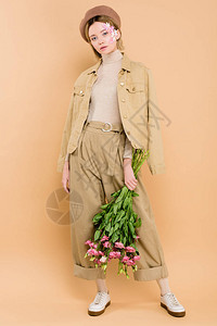 住在贝雷特的时尚女孩拿着花束带着在米边图片