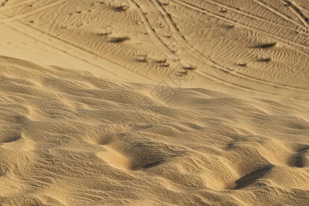 阿布扎比沙漠的详细沙子照片沙子里有背景图片