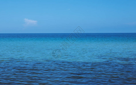 大西洋美丽的海景平面和蓝天空图片