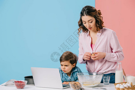 看着笔记本电脑展示的可爱小男孩当妈用双色图片