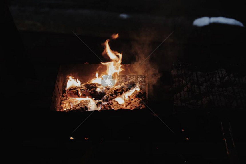在壁炉燃烧的火焰中烧焦木头图片