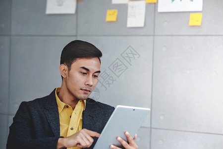 小企业和战略概念在办公室会议室的年轻商人使用数字平板电脑分图片