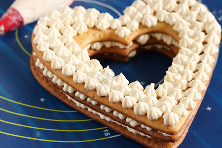 利用奶油装一个心形蛋糕情人节生日蛋糕3月图片