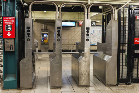 美国纽约市地铁站自动门禁检票闸背景图片