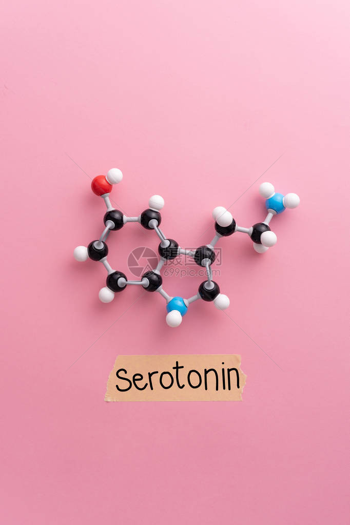 含有粉色背景上的血清素手写文字的Seroton图片