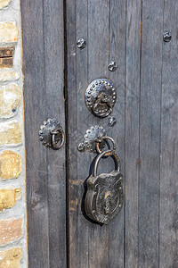 门锁和木制门上一个大旧锁图片