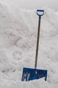 雪铲卡在雪堆里山上图片