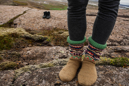 穿着袜子的双腿和漂亮的装饰品在冰岛图片