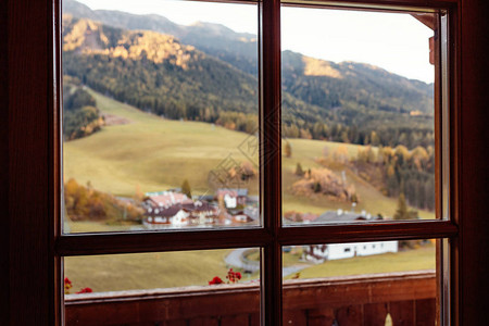 风景优美的酒店窗口秋图片