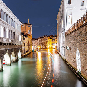 意大利威尼斯夜深蓝色时分的图片