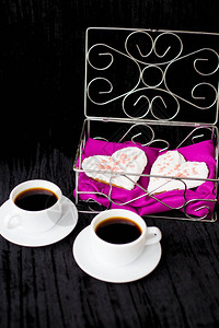 情人节两杯咖啡和饼干以心图片