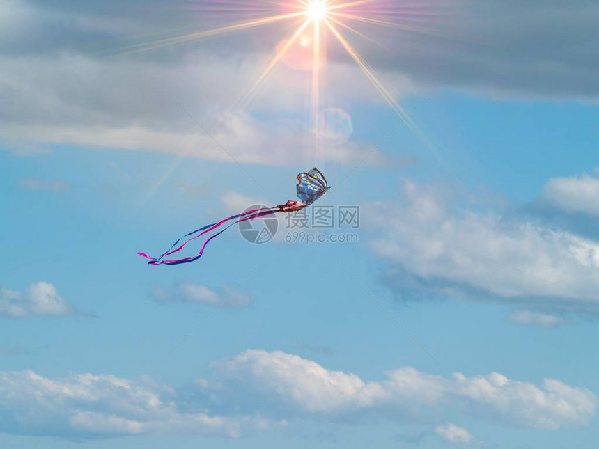 风筝在云间的天空中飞翔图片