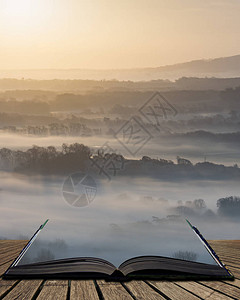 冬天日出时美丽的雾蒙的英国乡村景观图片