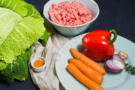 萨沃伊卷心菜卷的配料胡萝卜甜椒洋葱大蒜百里香料米饭碎牛肉深色图片