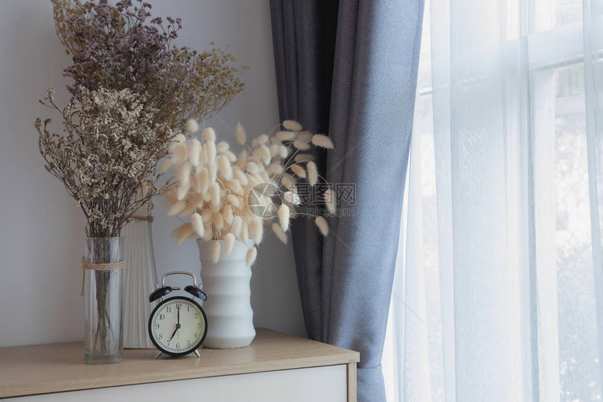 白色窗帘体纹理背景上装饰花的木板图片