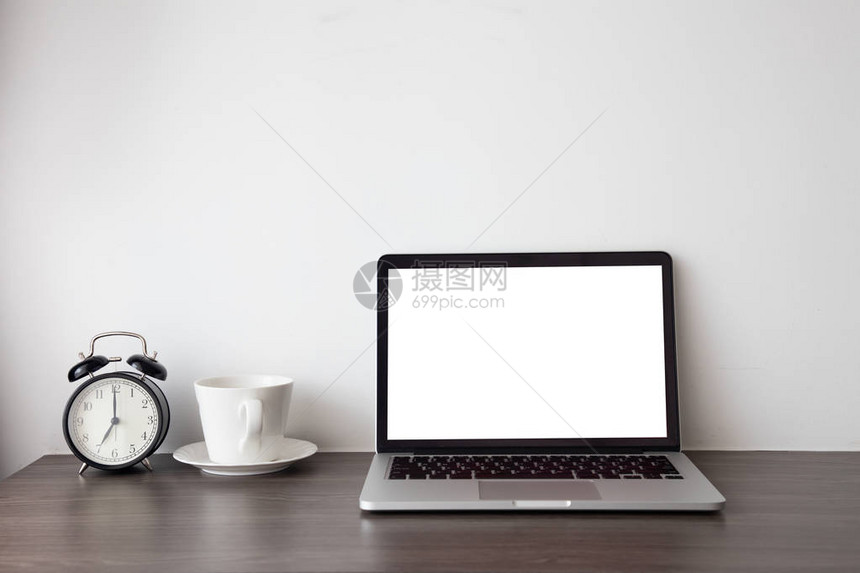 手提电脑笔记本和热咖啡杯上有空白屏幕图片