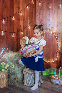 女孩拿着一个篮子带春花穿裙子复活节图片