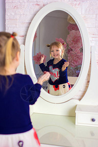 穿裙子的小女孩在镜子高清图片