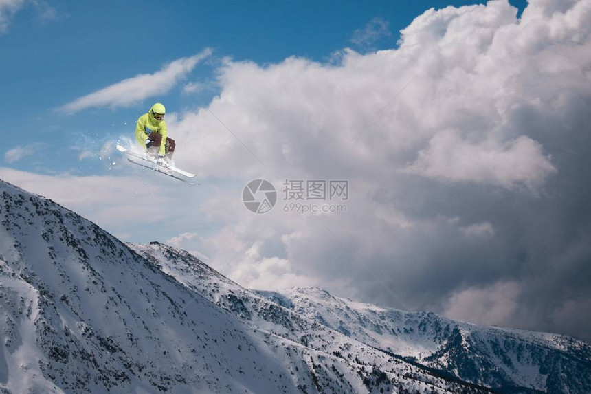 在雪山上滑雪冬季运动高山滑图片