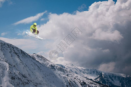 在雪山上滑雪冬季运动高山滑图片