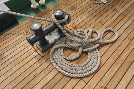 船甲板上的卷绳背景图片