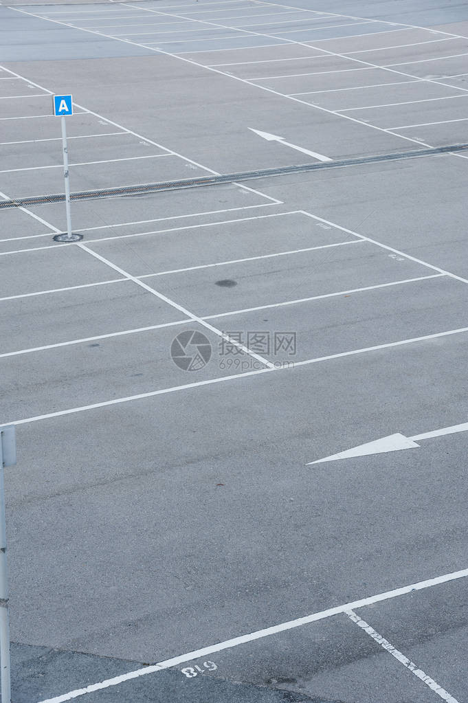 有空的停车场的停车场图片