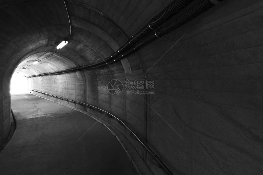 石隧道尽头的光图片