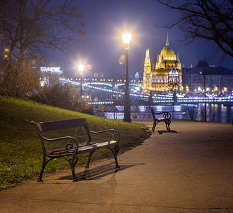 匈牙利布达佩斯布达区公园的座椅和灯柱图片