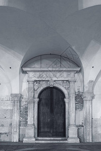 经典建筑的入口黑白照片图片