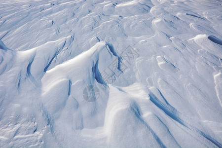 在阳光明媚的清晨暴风雪过后新的雪纹图片