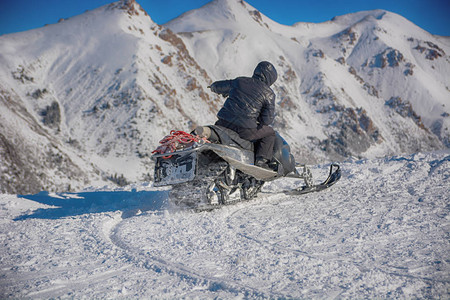 山地滑雪度假胜地的雪车上骑着士冬季雪图片