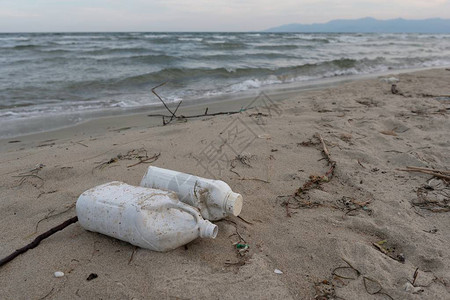 塑料污染海滩图片