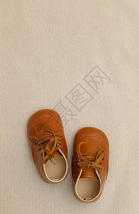 棕色皮革婴儿鞋背景图片