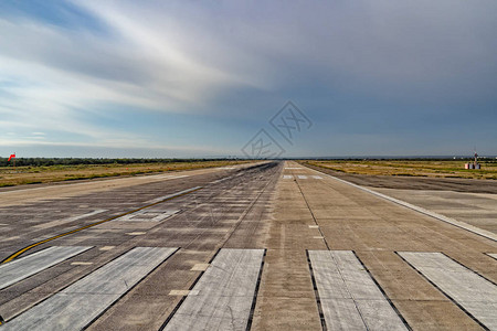 起飞前小型墨西哥机场降落区图片