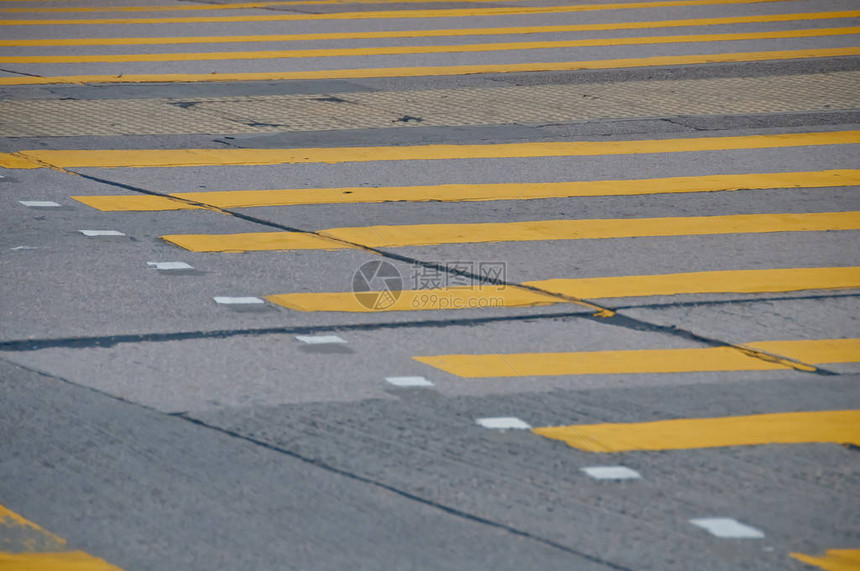 混凝土道路背景黄漆的交通线模式图片