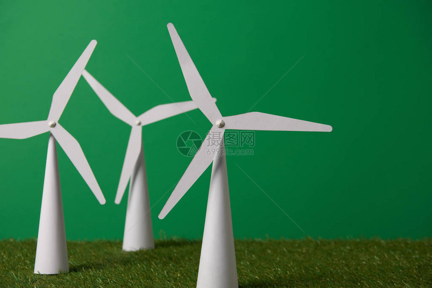草地和绿色背景上的风车模型图片