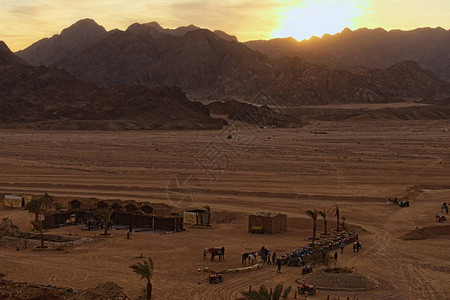 埃及贝都因村附近的沙漠山丘日落校图片