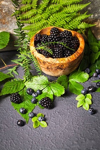 木碗里新鲜的什锦浆果多汁和新鲜的蓝莓6黑莓和覆盆子图片
