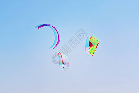 一群五颜六色的风筝冲浪风筝被风吹在蓝天上积极的消遣和图片