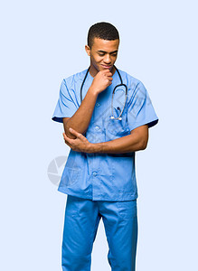 外科医生男人以孤立的背景用手朝图片