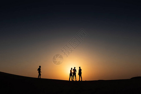 一群朋友在阿布扎比沙漠玩得开心在图片