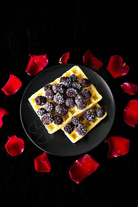 比利时华夫饼黑莓和玫瑰花图片
