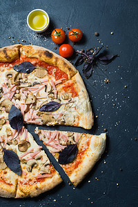 意大利新鲜的意大利烤披萨饼火腿蘑菇和Basil黑暗背景图片