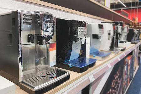 电子商店货架上的咖啡机选择和购买咖啡机复制空间家电图片