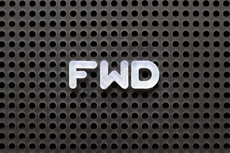 FWD字写有白字母的黑色折黑板背景图片