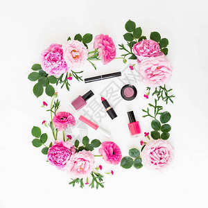 粉红色花朵的美容和白色背景的化妆品顶层风景平整图片